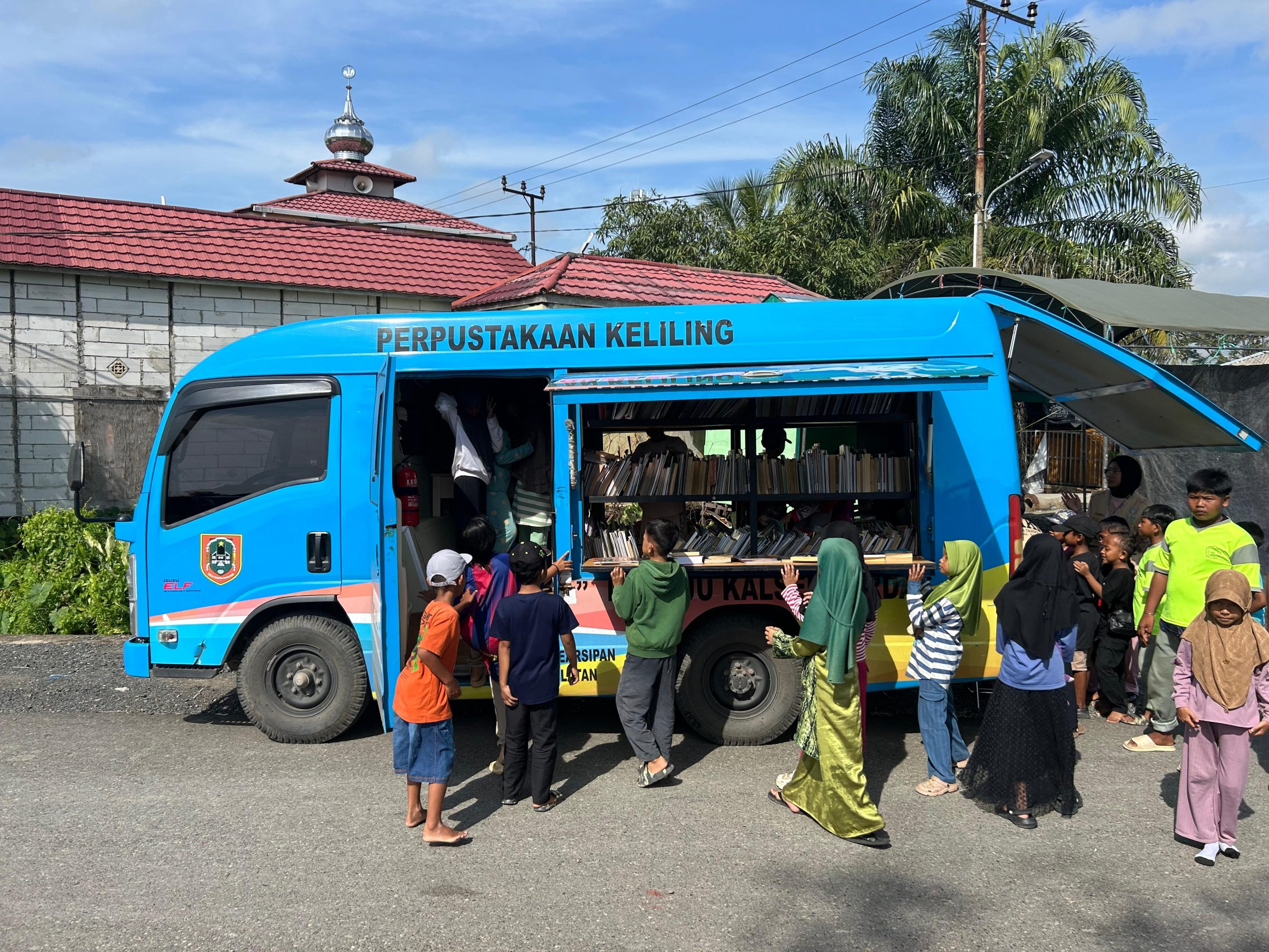 Dispersip Kalsel dan Mahasiswa UIN Antasari Dorong Minat Baca di Desa Tanipah