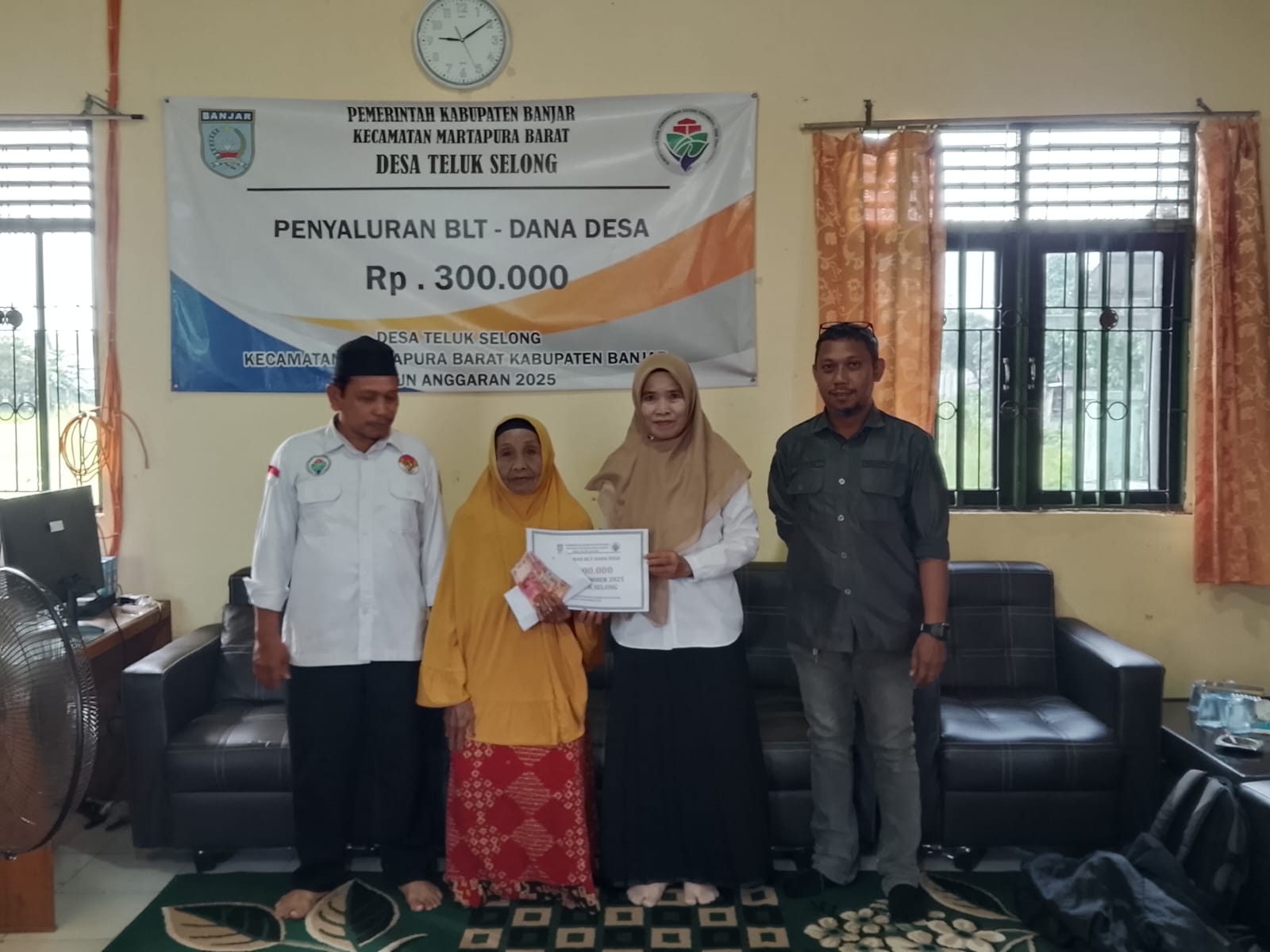 Desa Teluk Selong Salurkan BLT-DD Tahap IX untuk 24 KPM