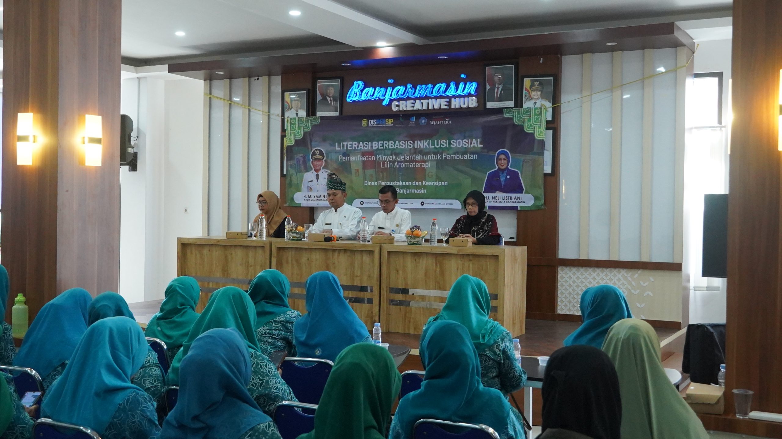 Dispersip Banjarmasin Gelar Literasi Inklusi Sosial: Olah Minyak Jelantah Jadi Lilin Aromaterapi