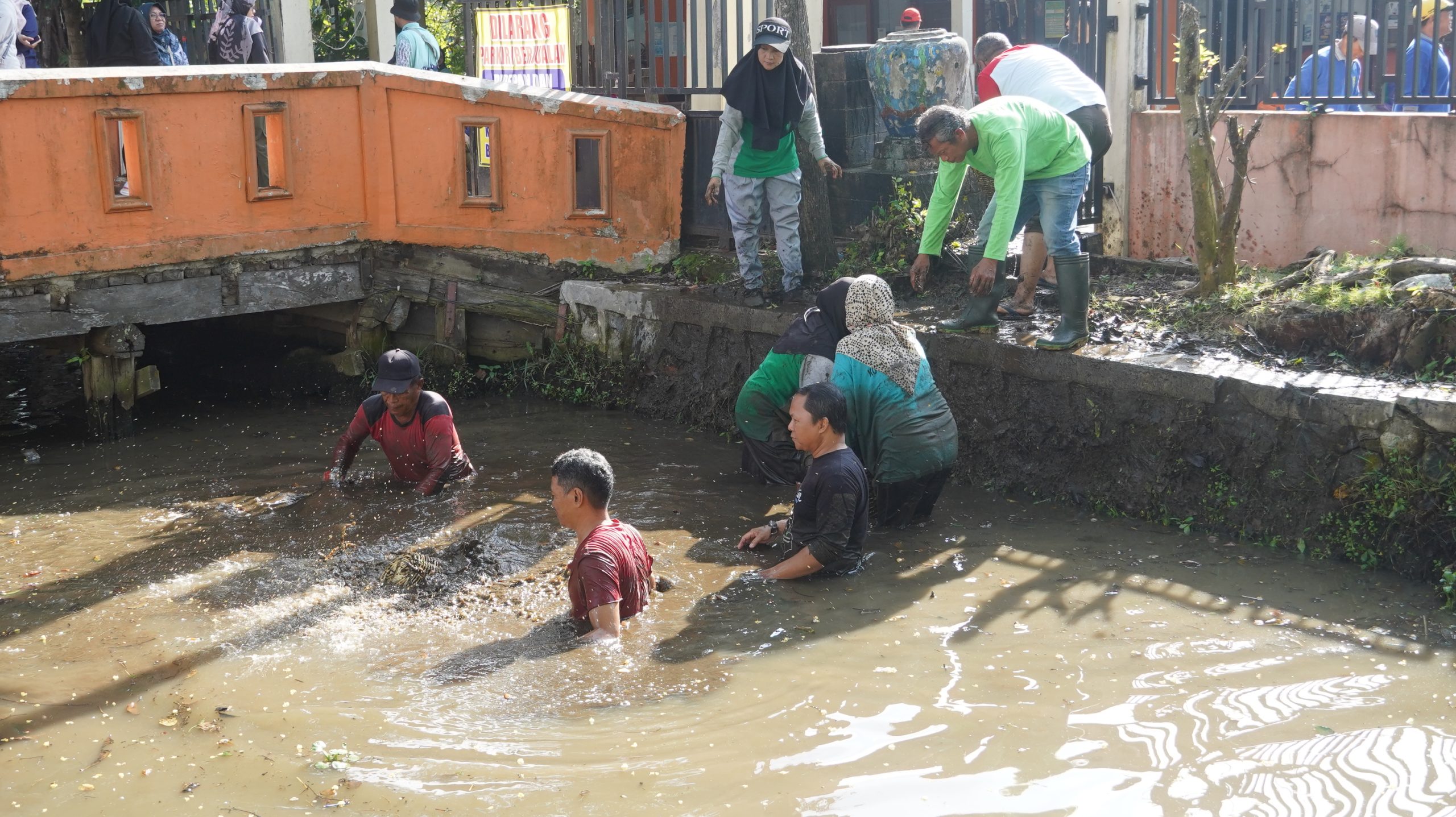 Gotong Royong Babarasih Sungai Warnai Hari Jadi ke-499 Kota Banjarmasin