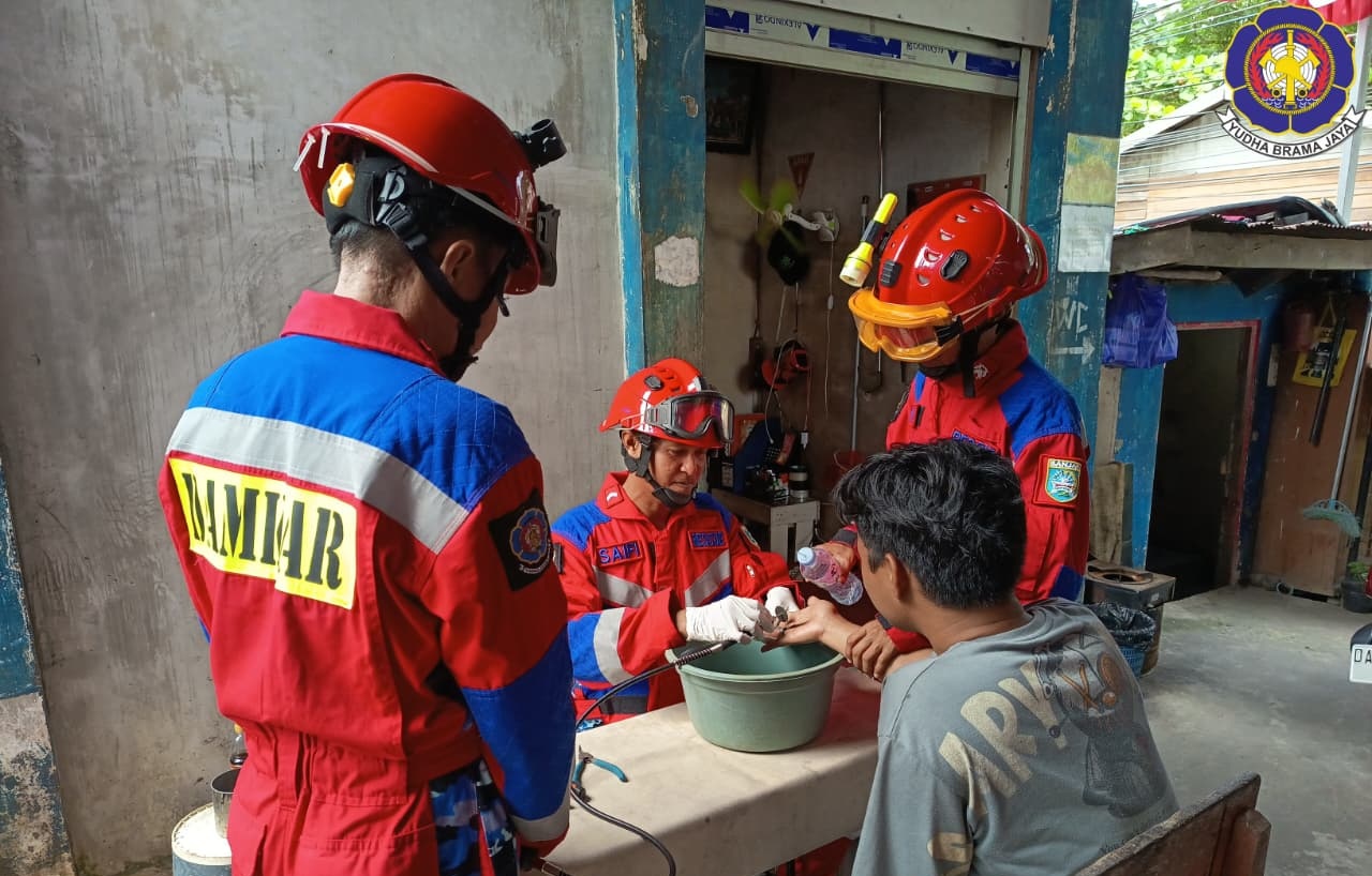 Cincin Tersangkut di Jari, Pemuda di Banjar Minta Bantuan Damkar Sektor Gambut