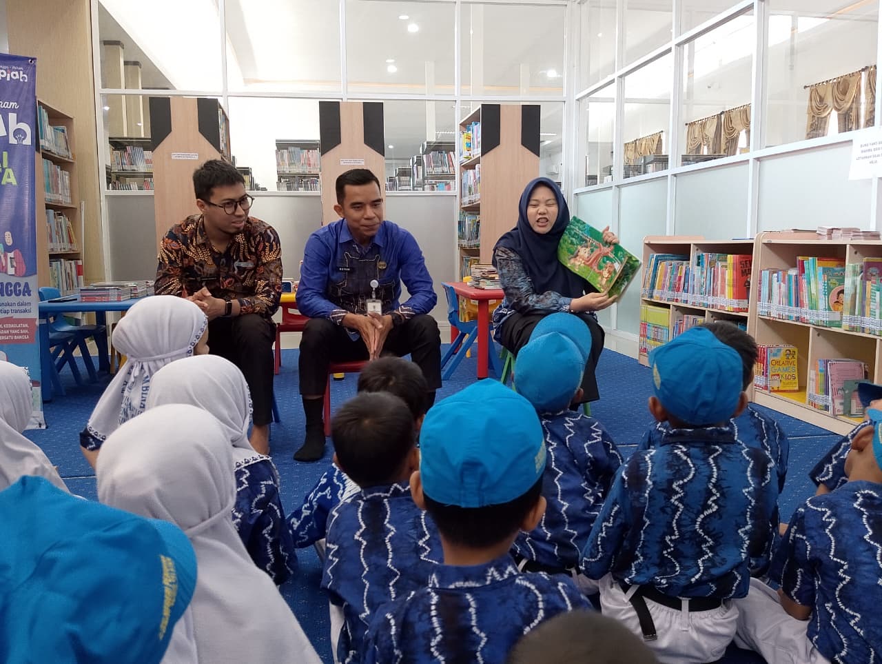TK B Negeri Pembina Banjarmasin Selatan Ajak 34 Siswa Kenali Literasi di Perpustakaan Piere Tendean