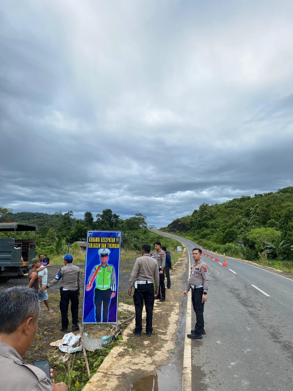 Cegah Laka Lantas, Polres Tanah Bumbu Perkuat Imbauan Keselamatan di KM 72 Gunung Raya