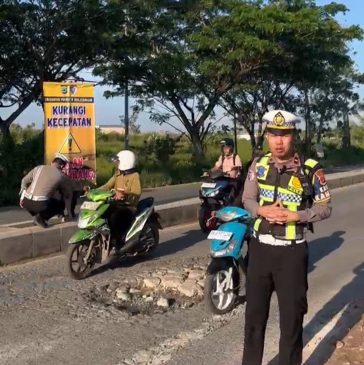Satlantas Polresta Banjarmasin Pasang Banner Peringatan Jalan Berlubang di Lingkar Dalam
