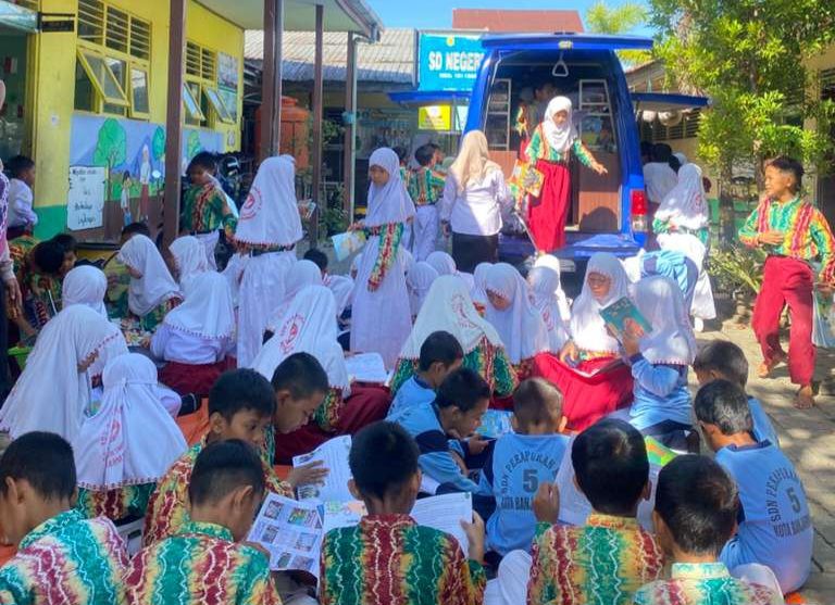 Pusling Dispersip Kalsel Kunjungi SDN Pekapuran 5 Banjarmasin, Siswa Antusias Membaca
