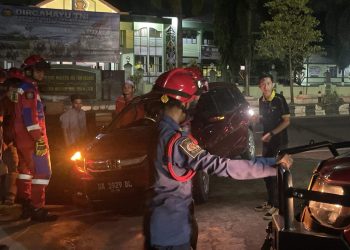 Ban Depan Amblas, Mobil Warga Martapura Berhasil Diselamatkan Damkar Banjar