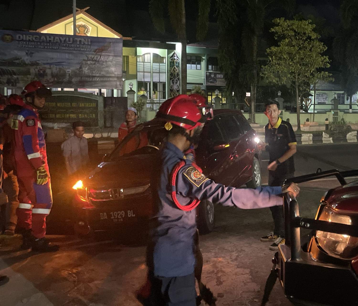 Ban Depan Amblas, Mobil Warga Martapura Berhasil Diselamatkan Damkar Banjar