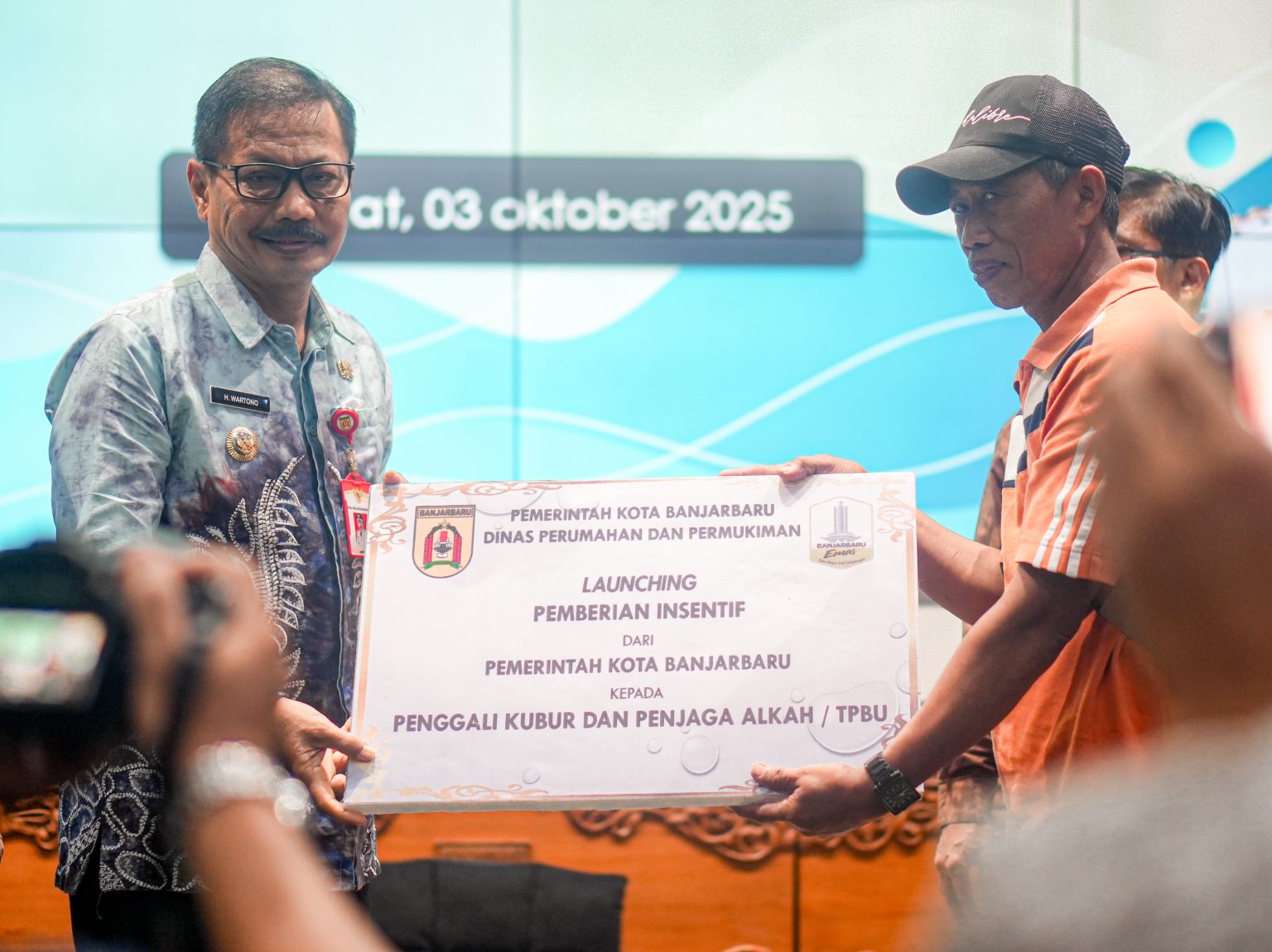 Pemko Banjarbaru Serahkan SK Insentif bagi Penjaga dan Penggali Kubur