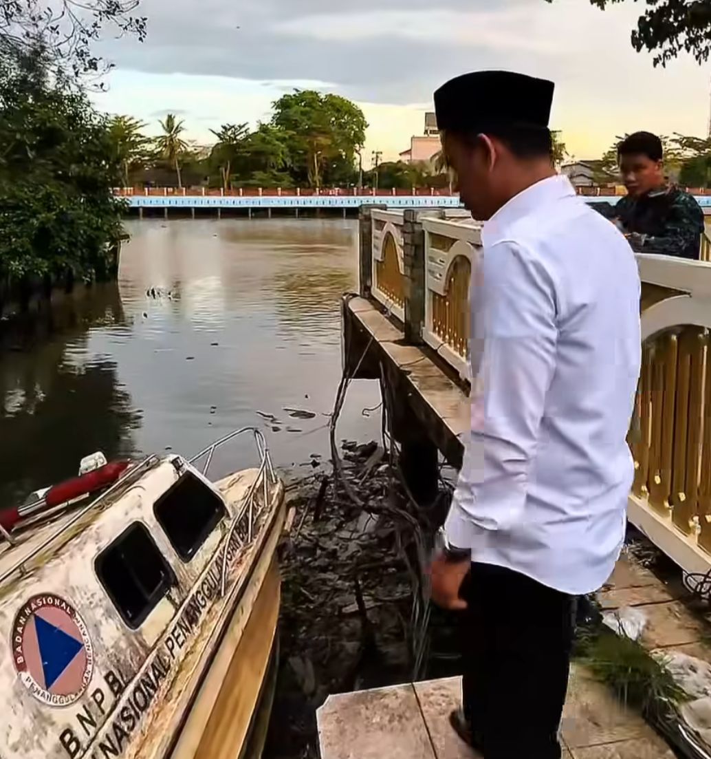 Wali Kota Banjarmasin Prihatin: Kapal Patroli BPBD Terbengkalai, Separuh Badan Kapal Tenggelam di Sungai Martapura