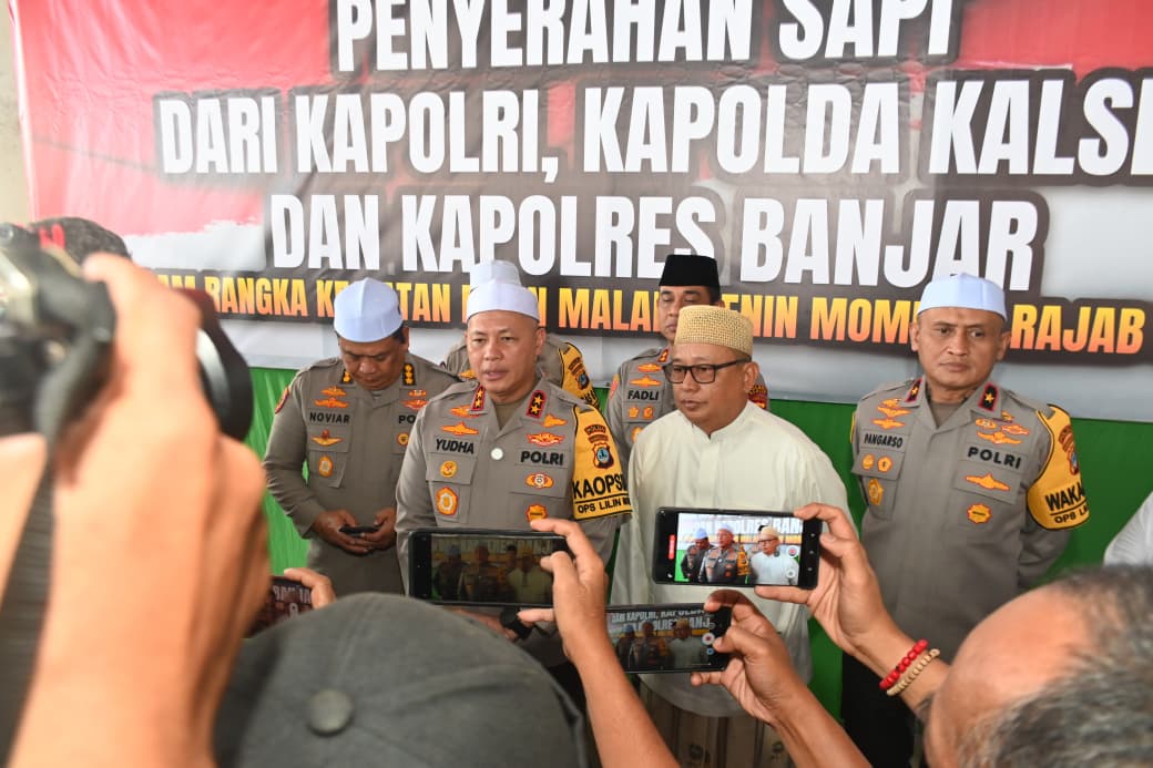 Dukung Pengajian 5 Rajab, Kapolda Kalsel Serahkan Bantuan Sapi dari Kapolri