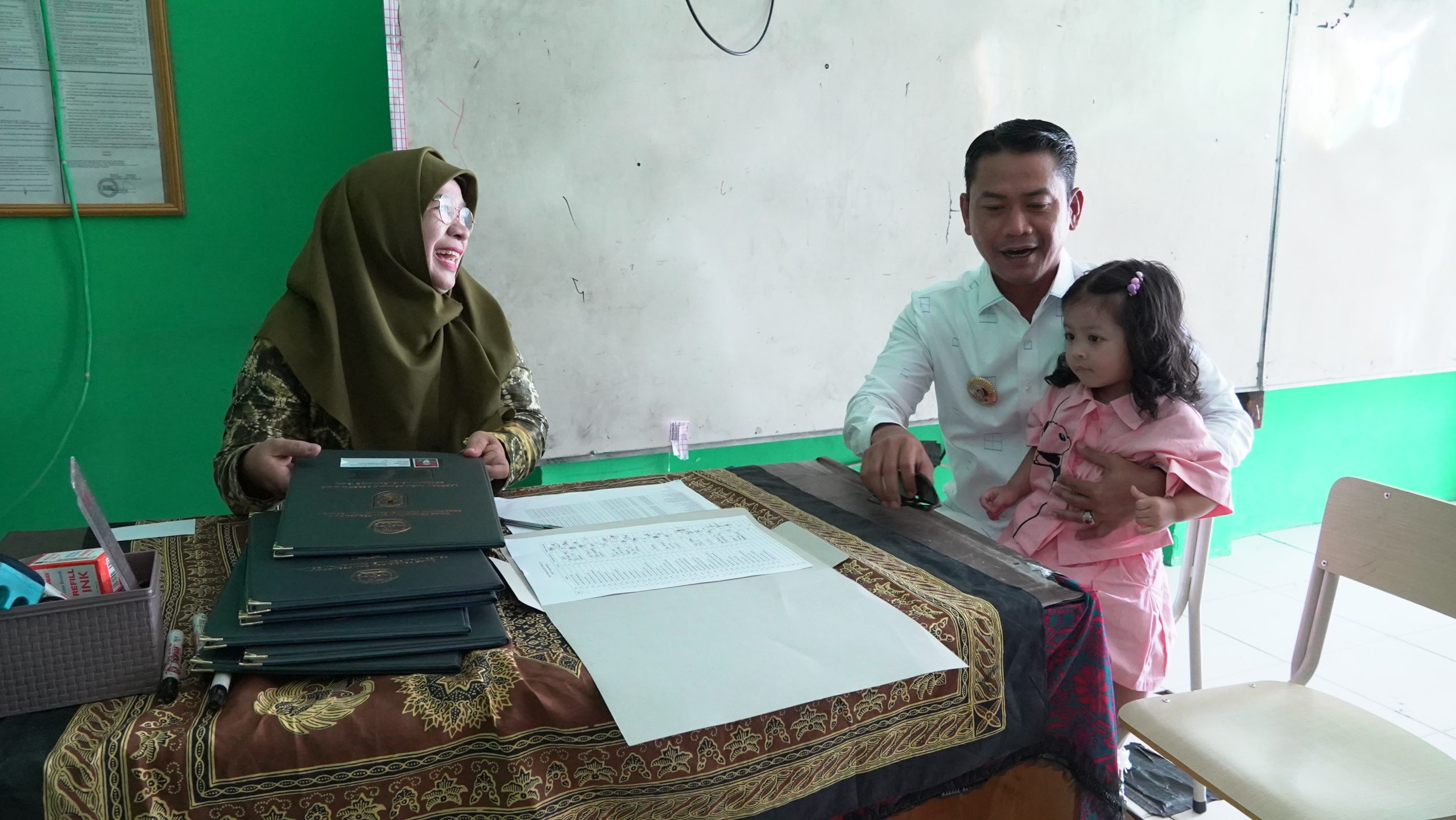 Lewat Gerakan GEMAR, Wali Kota Yamin Tekankan Pentingnya Keterlibatan Ayah di Sekolah Ikut Ambil Rapor Anak, Dorong Peran Aktif Ayah dalam Pendidikan