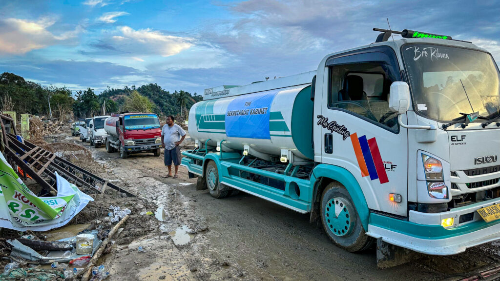 Setkab Kerahkan 60 Truk Bantuan ke Aceh Tamiang, Air Bersih Jadi Prioritas Pengungsi