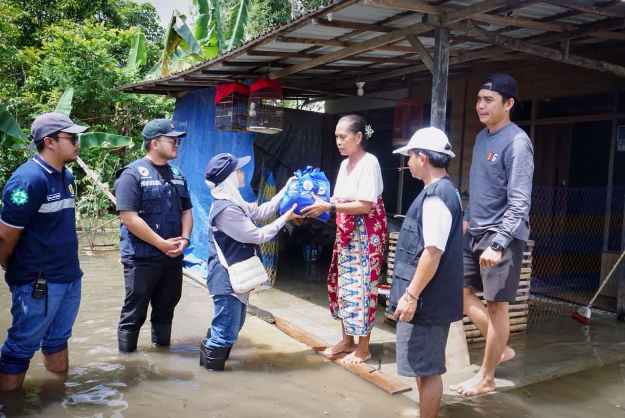 Peduli Banjir! Hasnur Group, Yayasan Hasnur Centre, dan UPZ Bakti Bersama Salurkan Bantuan untuk Warga Sungai Batang