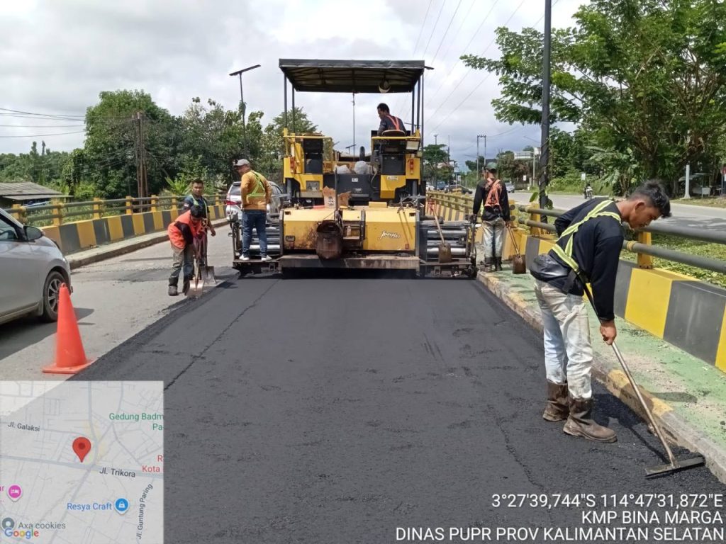 Tindak Lanjuti Keluhan Warga, Pemprov Kalsel Gerak Cepat Lakukan Pengaspalan di Jembatan Guntung Manggis