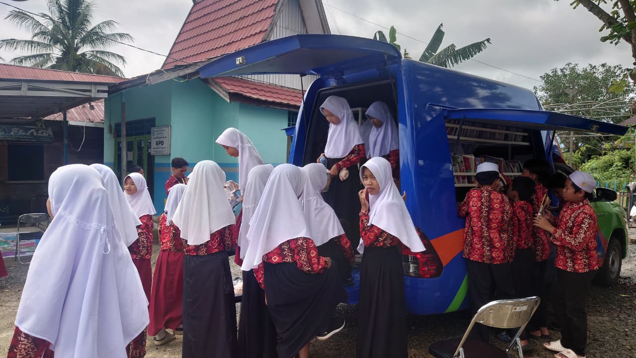 Dispersip Kalsel Gencarkan Literasi Lewat Perpustakaan Keliling di Kabupaten Banjar