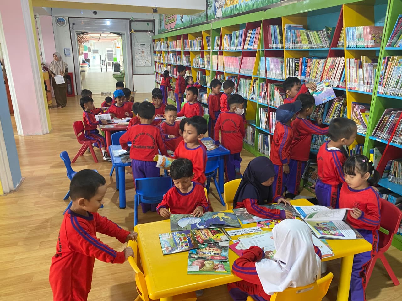 Belajar Sambil Bermain, Anak-Anak TK Negeri Pembina Banjarmasin Tengah 2 Berkunjung ke Perpustakaan Palnam