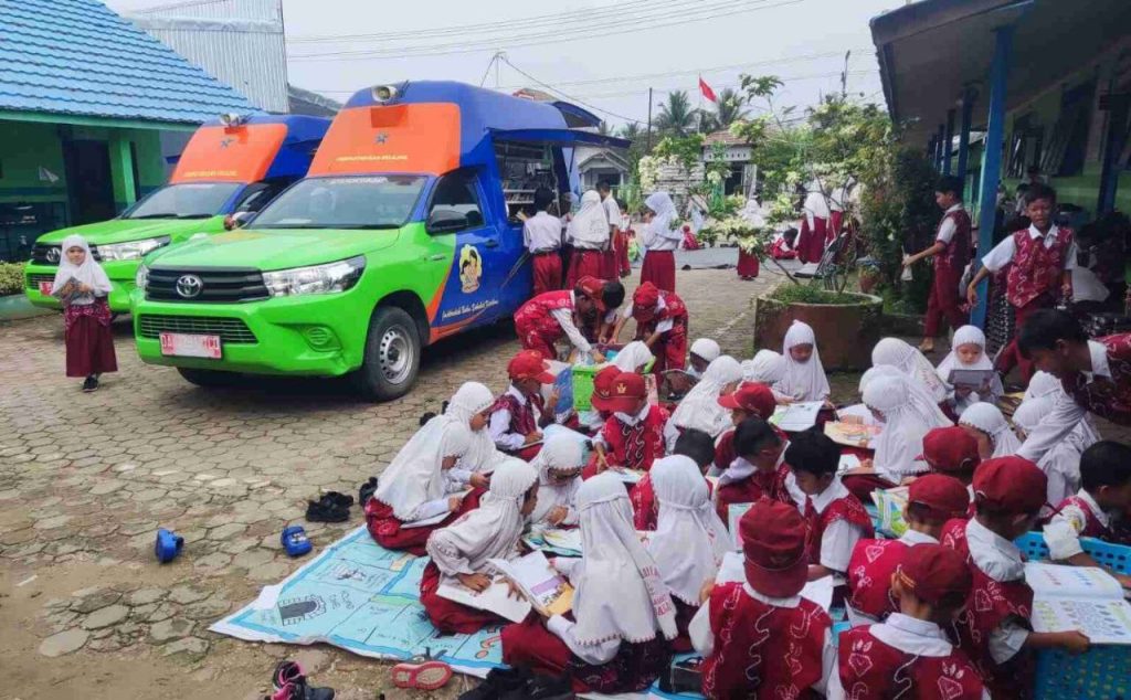 Gencarkan Literasi, Perpustakaan Keliling Dispersip Kalsel Disambut Antusias Siswa SDN Kayu Bawang 1