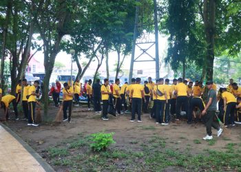 Karya Bakti Bersama, Polda Kalsel Libatkan TNI hingga Masyarakat Bersihkan Taman Kamboja