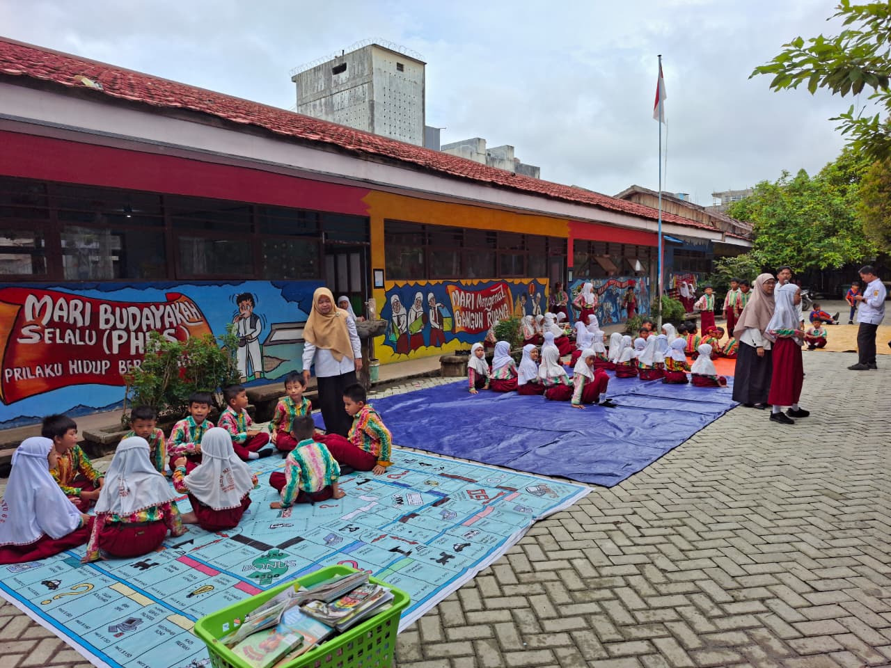 Pusling Dispersip Kalsel Sambangi SDN Melayu 6 Banjarmasin, Ratusan Buku Diserbu Siswa