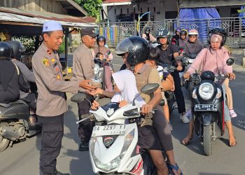 Ramadan Penuh Berkah, Polsek Paringin Berbagi Takjil dengan Pengguna Jalan