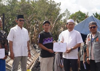 Bupati dan Wakil Bupati Balangan Serahkan Bantuan Korban Kebakaran di Desa Galumbang
