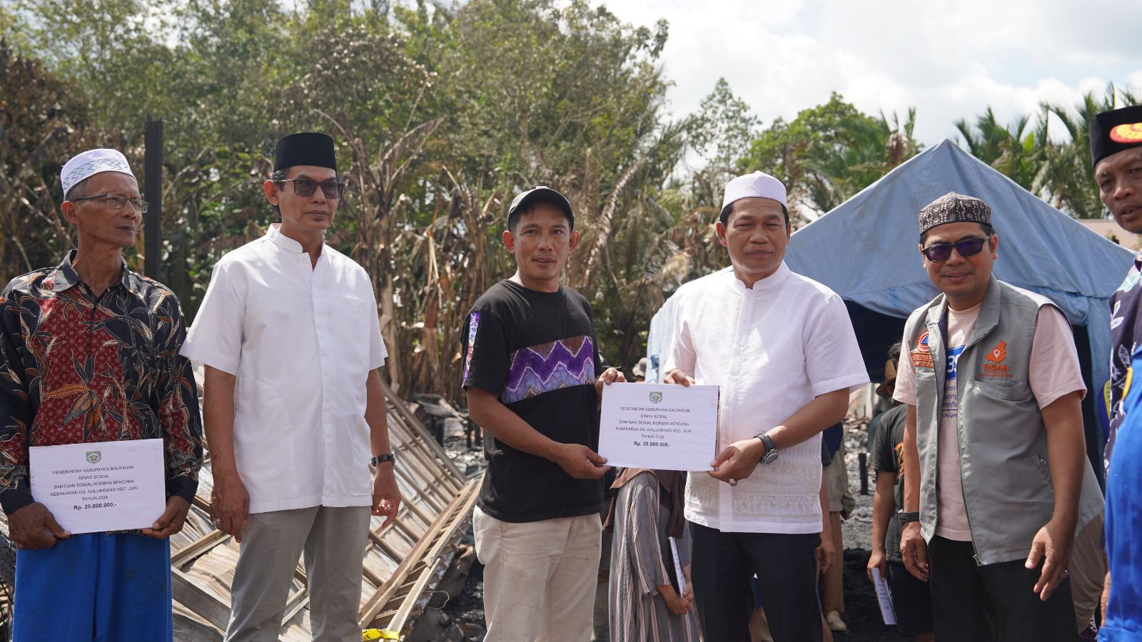 Bupati dan Wakil Bupati Balangan Serahkan Bantuan Korban Kebakaran di Desa Galumbang