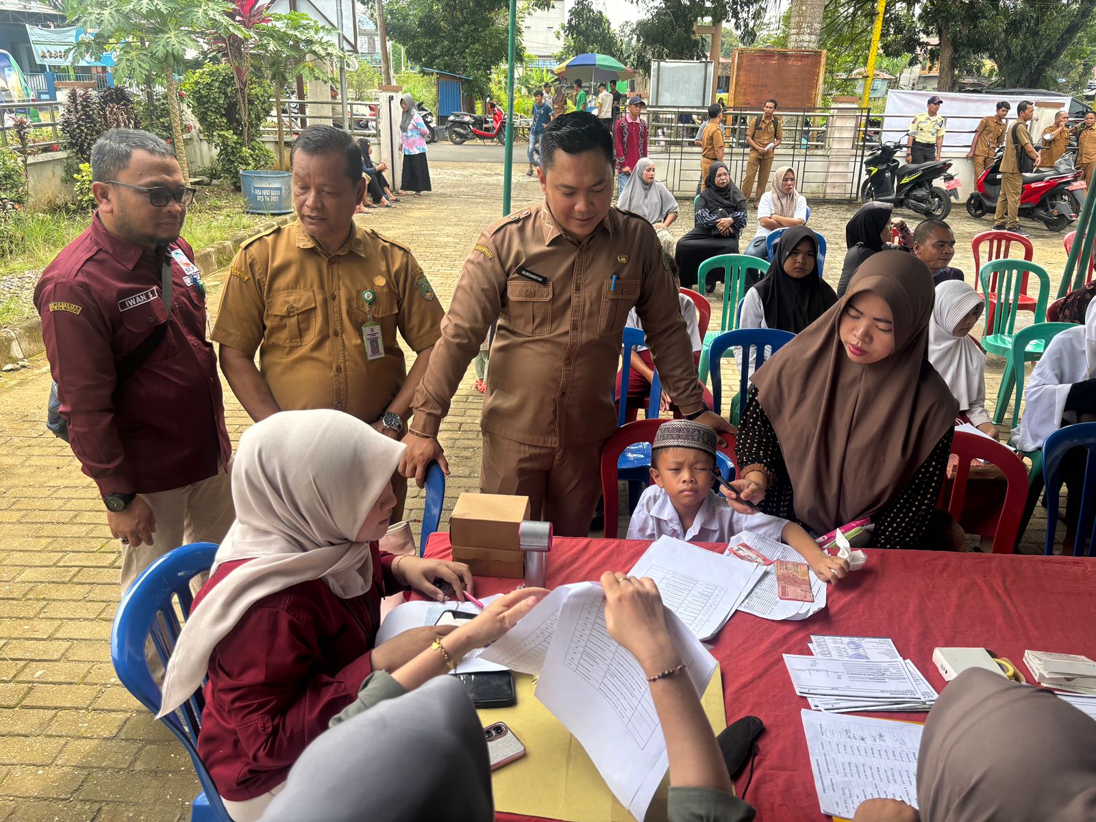 Dinsos Balangan Salurkan Bantuan Permakanan dan Sandang untuk PPKS di Awayan