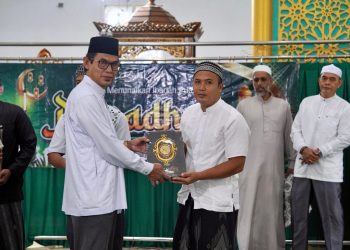 Safari Ramadan di Juai, Pemkab Balangan Serahkan Hibah 50 Al-Qur’an