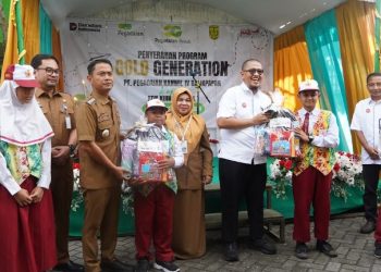 Bantuan Perlengkapan Sekolah Warnai Edukasi Lingkungan di SD Kuin Cerucuk 1