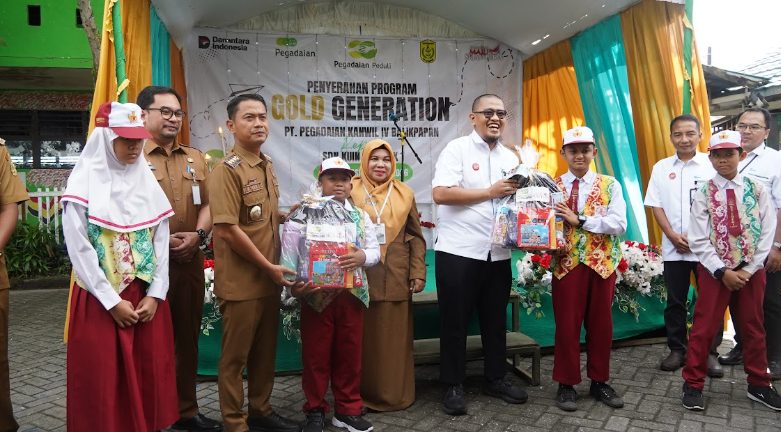 Bantuan Perlengkapan Sekolah Warnai Edukasi Lingkungan di SD Kuin Cerucuk 1
