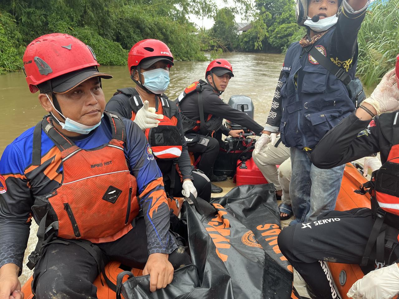Tim SAR Gabungan Evakuasi Korban Tenggelam di Labuhan Amas Utara