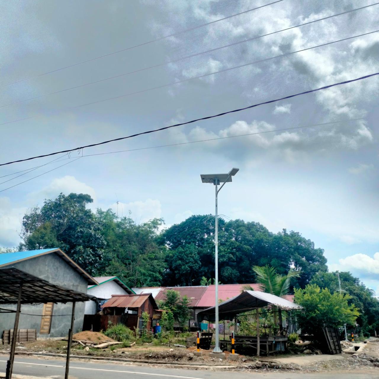 Dishub Balangan Pasang Ratusan Lampu PJU, Akses Menuju Desa Uren Kini Lebih Terang