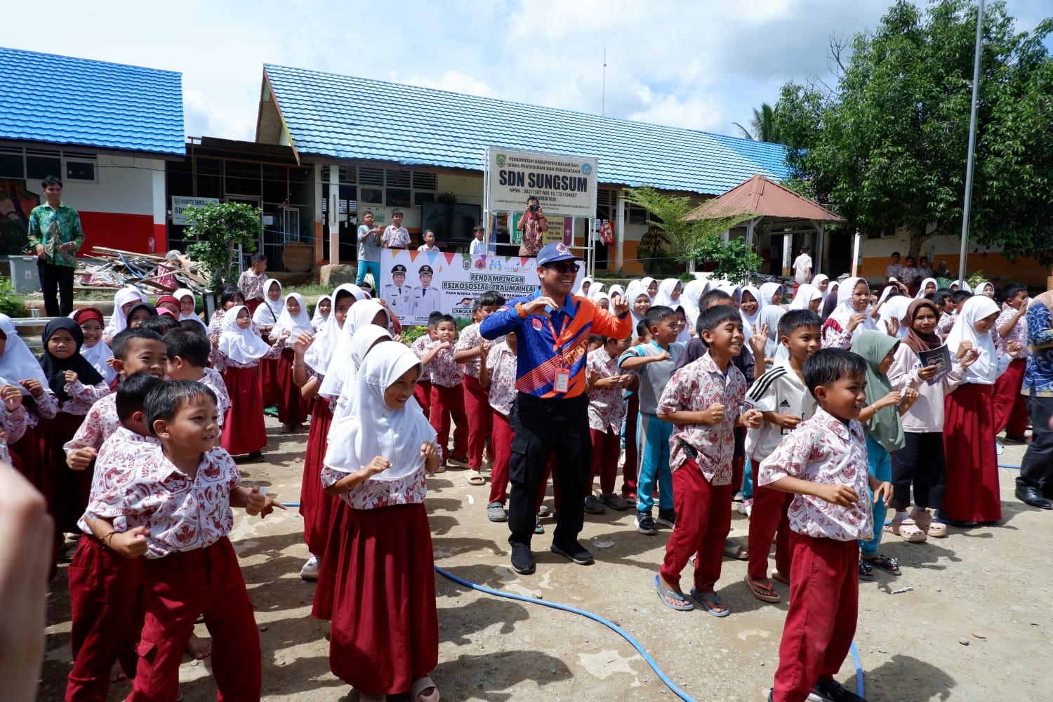 Trauma Healing di SDN Sungsum Pulihkan Semangat Anak-anak Pascabanjir Bandang