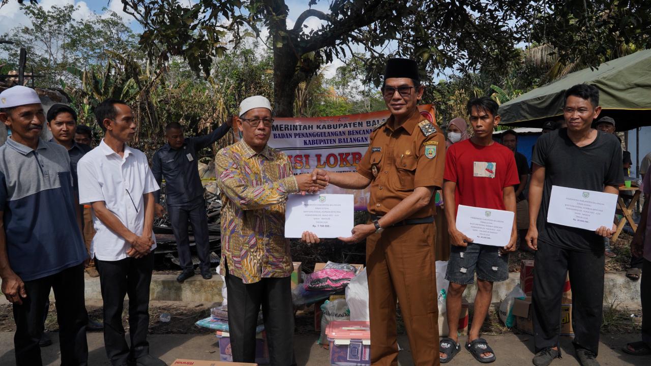 Wabup Balangan Serahkan Bantuan untuk Korban Kebakaran di Awayan dan Juai