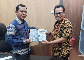 BPBD Balangan Perkuat Koordinasi dengan Sekda Baru, Serahkan Buku BERLIAN