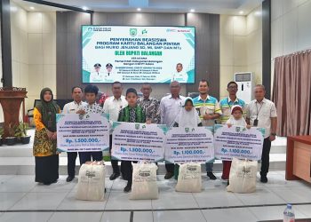 126 Siswa di Balangan Terima Beasiswa Kartu Balangan Pintar dari CSR PT Adaro Indonesia