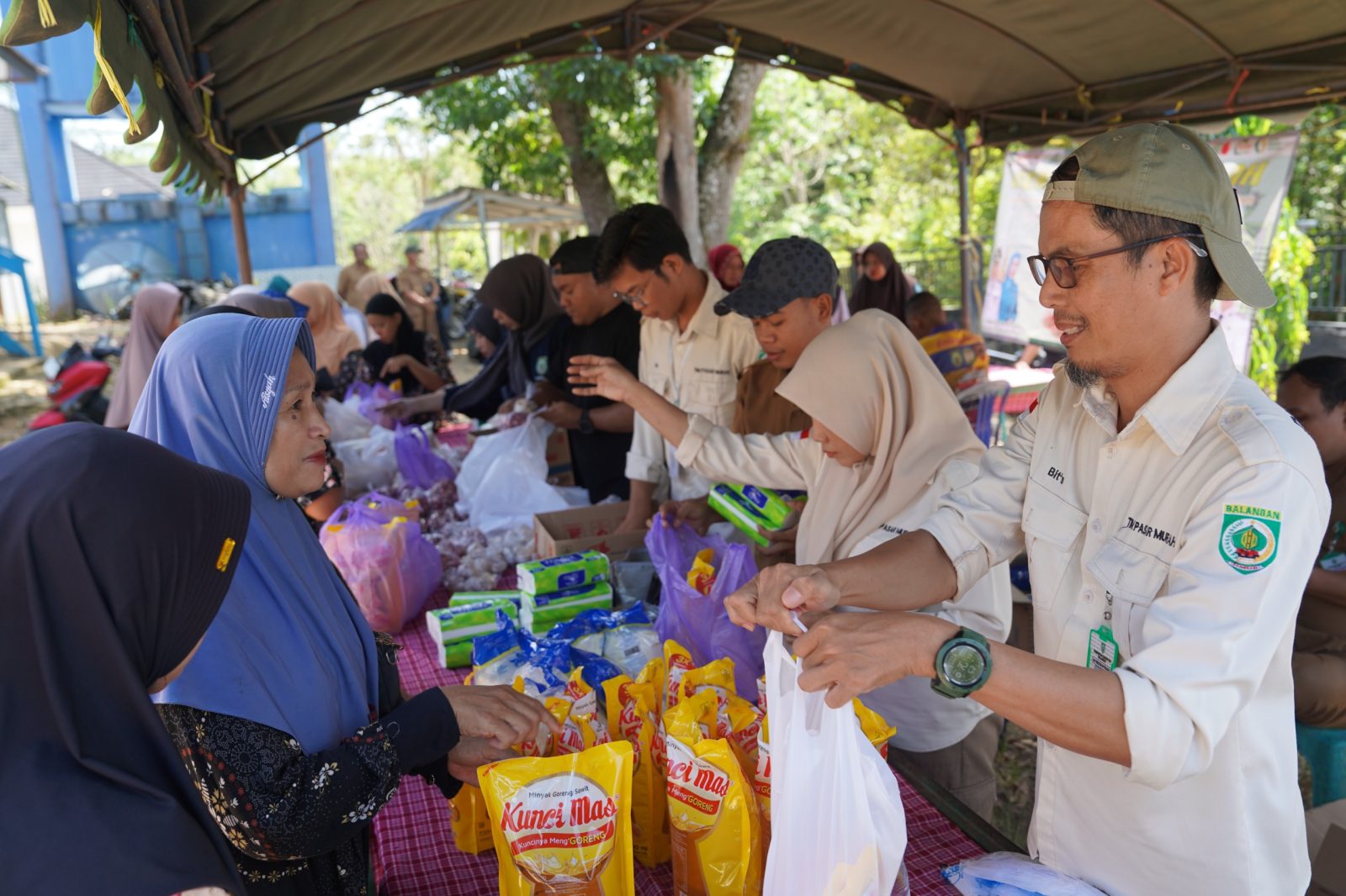 Disperindag Balangan Gelar Pasar Murah di Desa Hauwai untuk Kendalikan Inflasi
