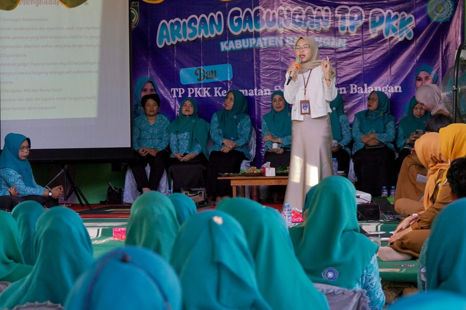 Pemkab Balangan Sosialisasikan Pola Asuh Anak dan Remaja di Desa Tampang