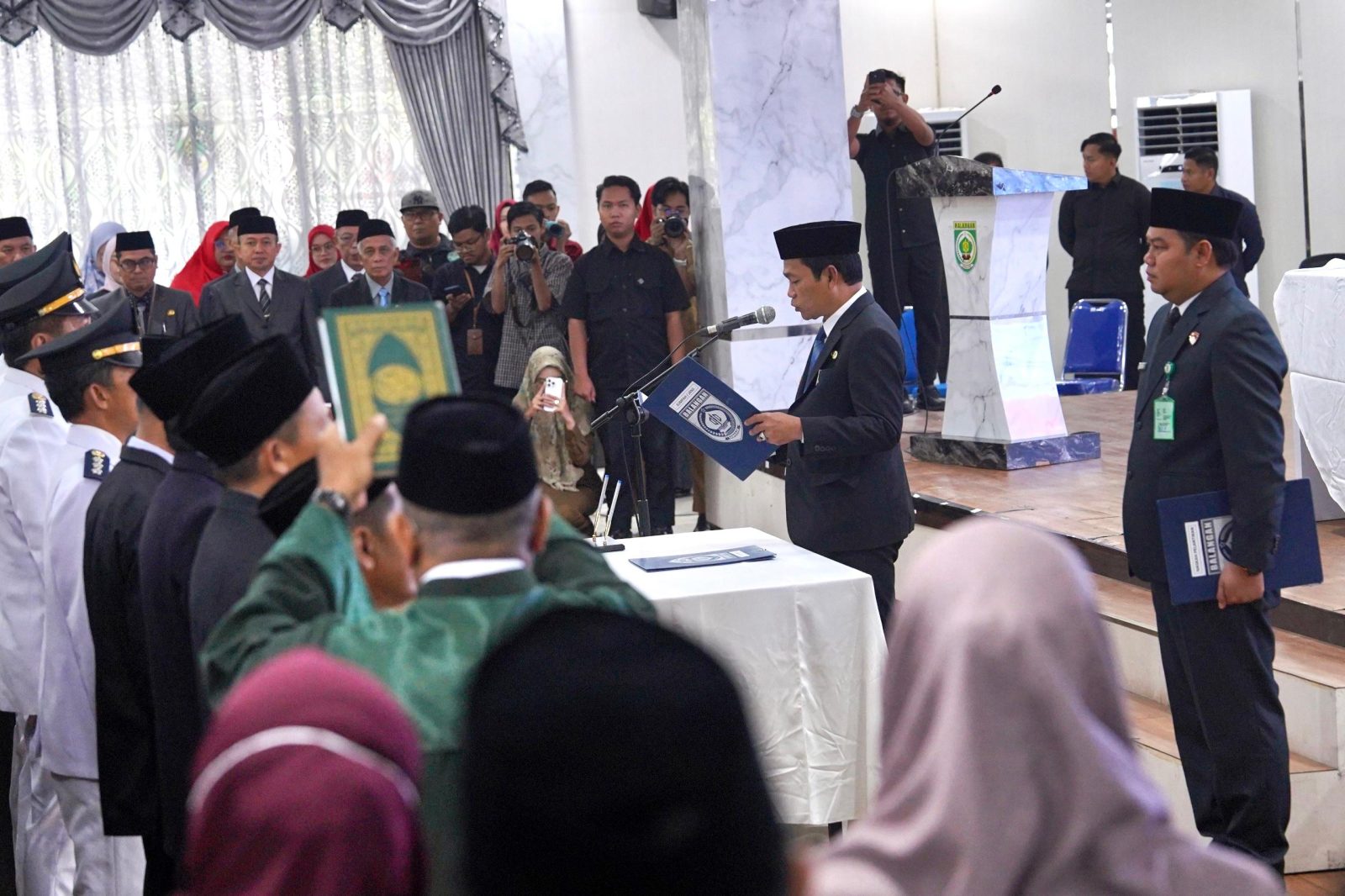 Abdul Hadi Tekankan Penguatan Kinerja dan Pelayanan Publik saat Lantik Pejabat