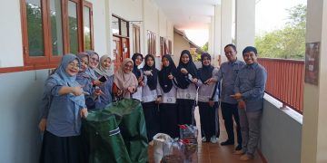 PDWA FKIP ULM Bekali Siswa SMA Insan Madani Keterampilan Kelola Sampah Lahan Basah Lewat Praktik Komposting