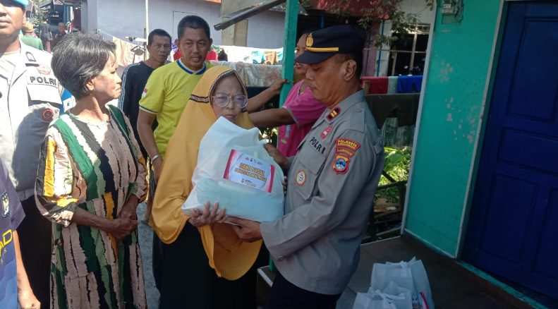 Ringankan Beban Korban Kebakaran, Polsek Banjarmasin Utara Bagikan Kebutuhan Pokok