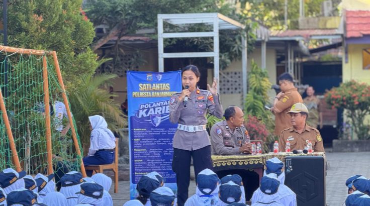 Police Goes To School, Satlantas Tanamkan Budaya Tertib Lalu Lintas di SMPN 2 Banjarmasin