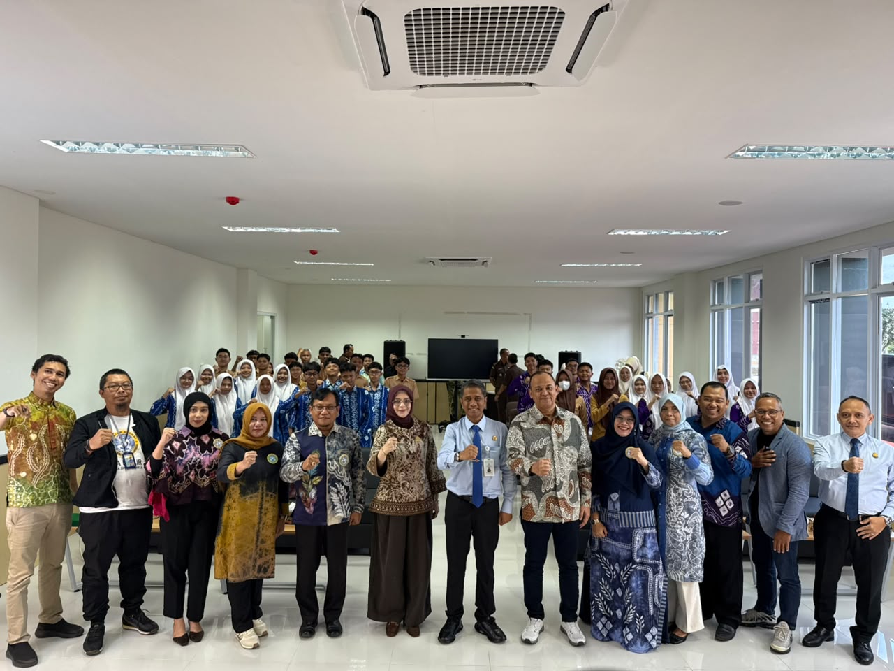 Kejati Kalsel dan IKA UNAIR Hadirkan Pembelajaran Hukum Interaktif bagi Pelajar SMA