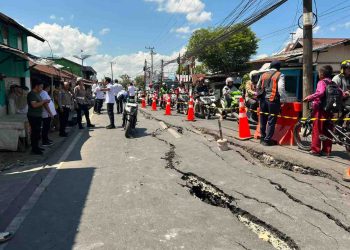 Jalan Veteran Banjarmasin Tiba-tiba Ambles, Warga Panik dan Pedagang Terpaksa Tutup Usaha