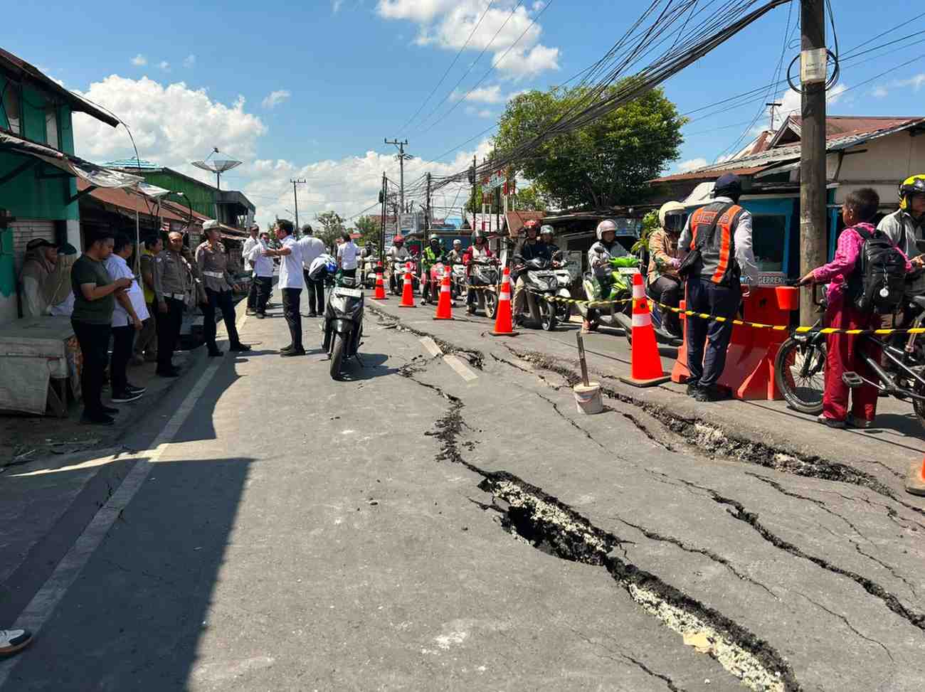 Jalan Veteran Banjarmasin Tiba-tiba Ambles, Warga Panik dan Pedagang Terpaksa Tutup Usaha