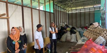DLH Kalsel Gelar Program Tukar Sampah dengan Sembako di Sungai Rangas Tengah, Warga Antusias