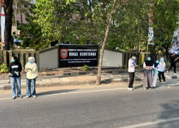 Kabut Asap Melanda Sejumlah Wilayah Kalsel, Dishut Bagikan Masker Gratis kepada Warga