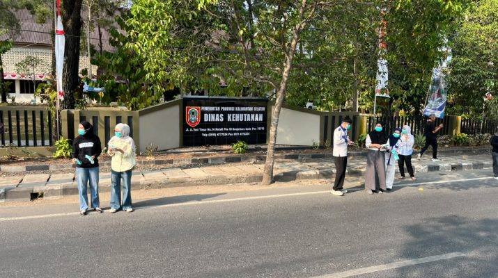 Kabut Asap Melanda Sejumlah Wilayah Kalsel, Dishut Bagikan Masker Gratis kepada Warga