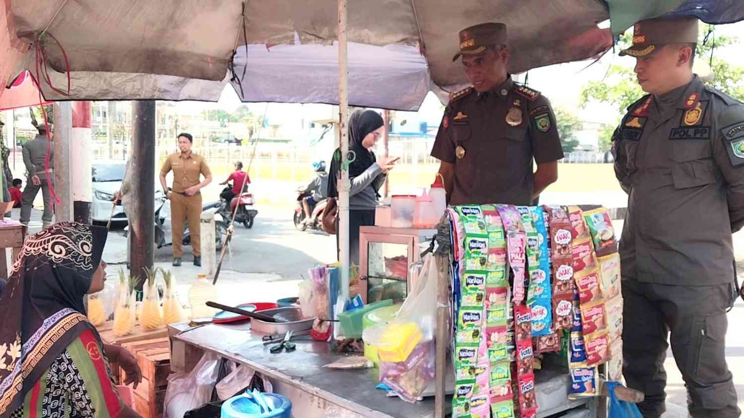 Satpol PP Balangan Kedepankan Pendekatan Humanis, Ajak Pedagang Pasar Adaro Jaga Ketertiban