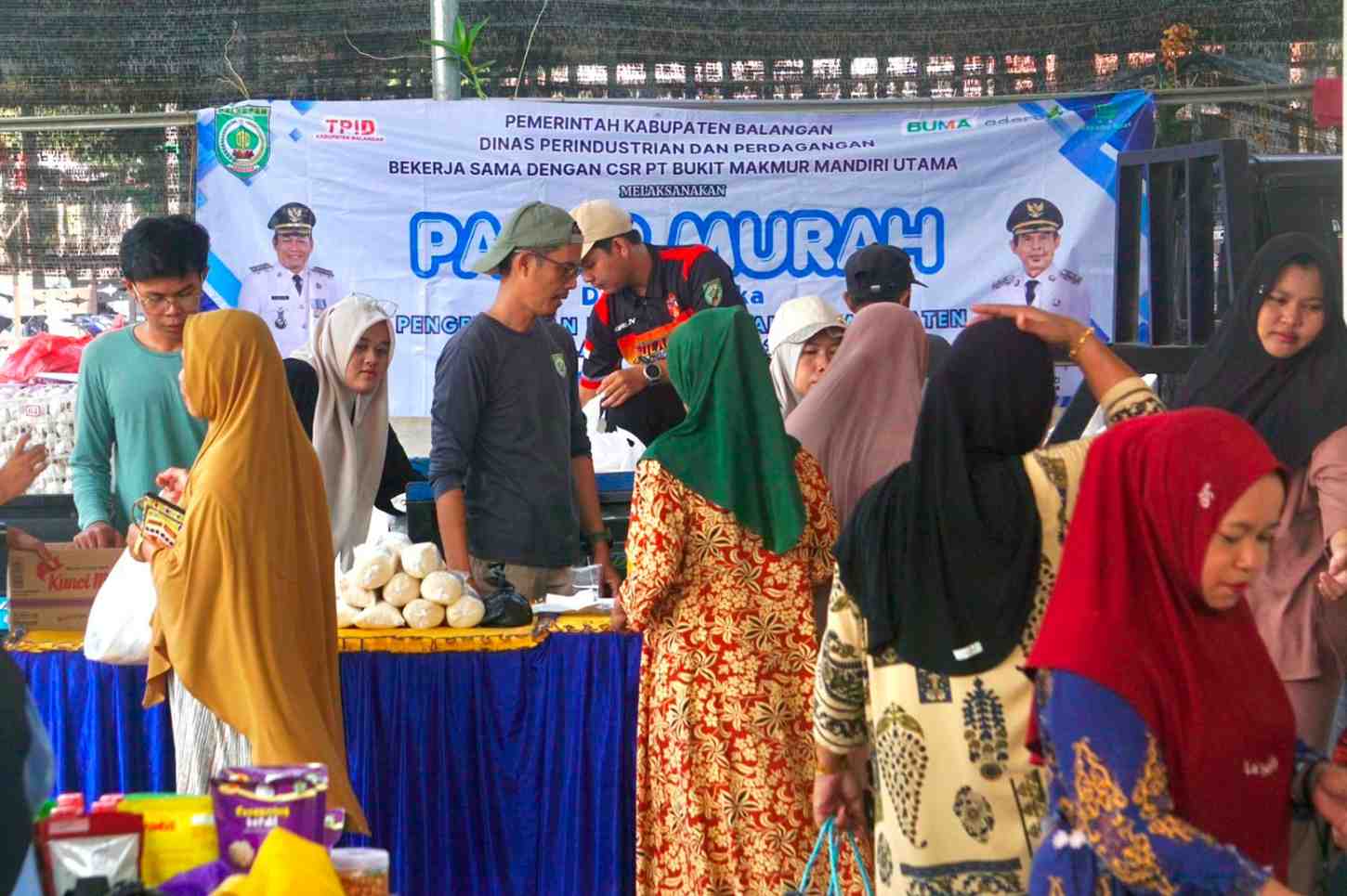 Pasar Murah ke-54 Disperindag Balangan Diserbu Warga, Sembako Ludes Terjual
